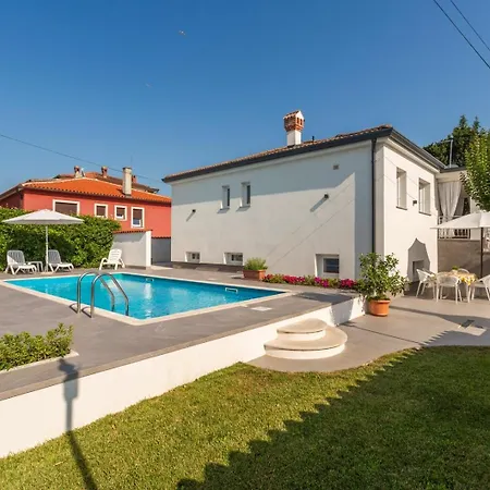 Family Friendly House With A Swimming Pool - 27226