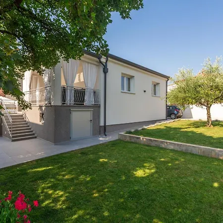 Holiday home Family Friendly House With A Swimming Pool - 27226