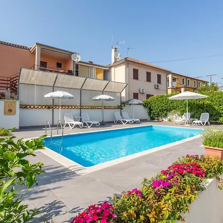Holiday home Family Friendly House With A Swimming Pool - 27226
