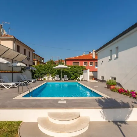 Family Friendly House With A Swimming Pool - 27226