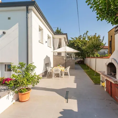 Family Friendly House With A Swimming Pool - 27226 *