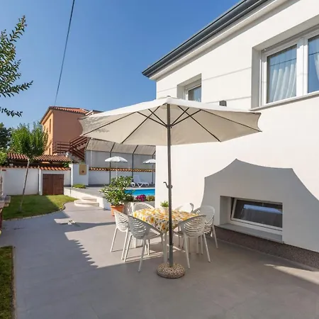 Holiday home Family Friendly House With A Swimming Pool - 27226 *