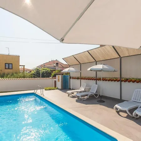 Family Friendly House With A Swimming Pool - 27226 Holiday home *