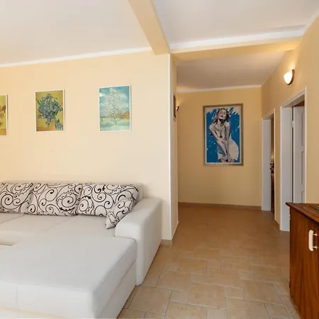 Family Friendly House With A Swimming Pool - 27226