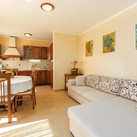 Family Friendly House With A Swimming Pool - 27226 Holiday home *