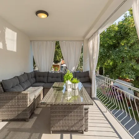 Family Friendly House With A Swimming Pool - 27226