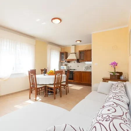 Holiday home Family Friendly House With A Swimming Pool - 27226